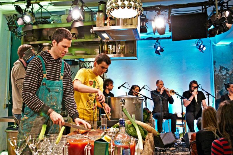 tl_files/konspirativ/content/news/2012/01/Marco und Gereon in der Kueche.jpg